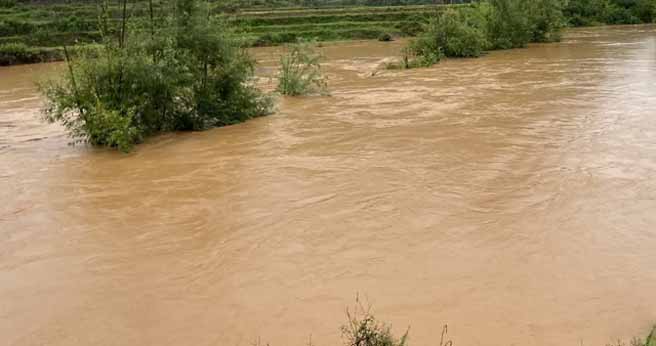 防汛常規(guī)物資中主要包含麻袋吸水膨脹袋,無(wú)紡布吸水膨脹袋,防汛沙袋,防汛噸袋,防汛編織袋,雨衣,雨靴,雨傘,彩條布,工兵鏟,十字鎬,八磅錘,應(yīng)急救生包等。