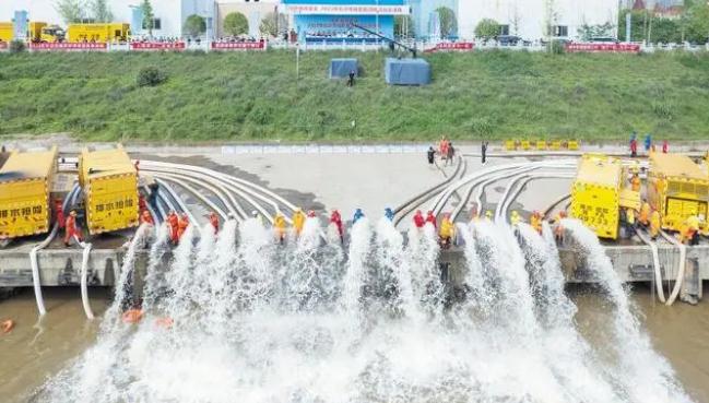 &ldquo;大水牛&rdquo;單兵救人 &ldquo;龍吸水&rdquo;搶險(xiǎn)排澇 長沙城區(qū)防舉行澇排漬應(yīng)急演練